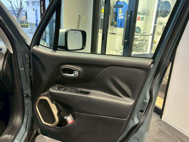 ジープ・レネゲード 　シートヒーター／ブラインドスポットモニター／パワーシート／純正１７インチアルミホイール／バックカメラ／ＥＴＣ／クルーズコントロール／アイドリングストップ／ルーフレール／Ｂｌｕｅｔｏｏｔｈ／革シート／（8枚目）