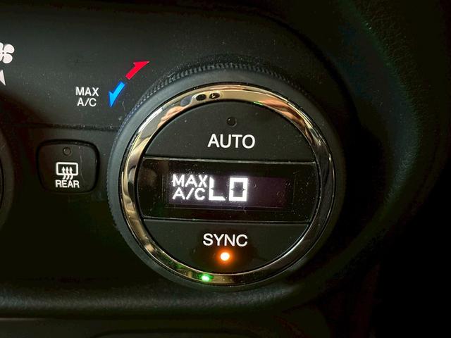 ジープ・レネゲード 　シートヒーター／ブラインドスポットモニター／パワーシート／純正１７インチアルミホイール／バックカメラ／ＥＴＣ／クルーズコントロール／アイドリングストップ／ルーフレール／Ｂｌｕｅｔｏｏｔｈ／革シート／（32枚目）