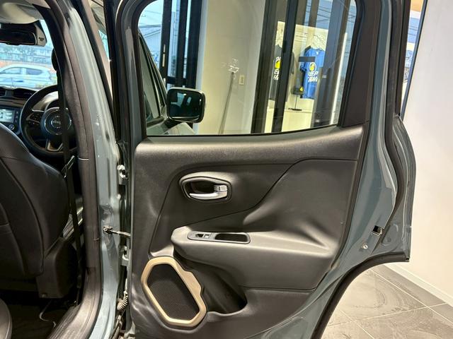 ジープ・レネゲード 　シートヒーター／ブラインドスポットモニター／パワーシート／純正１７インチアルミホイール／バックカメラ／ＥＴＣ／クルーズコントロール／アイドリングストップ／ルーフレール／Ｂｌｕｅｔｏｏｔｈ／革シート／（43枚目）