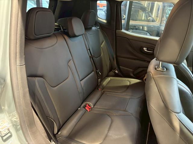 ジープ・レネゲード 　シートヒーター／ブラインドスポットモニター／パワーシート／純正１７インチアルミホイール／バックカメラ／ＥＴＣ／クルーズコントロール／アイドリングストップ／ルーフレール／Ｂｌｕｅｔｏｏｔｈ／革シート／（44枚目）