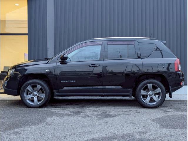 ジープ・コンパス 　限定車／禁煙車／４ＷＤ／純正１７インチアルミホイール／ハーフレザー／ルーフレール／ＨＩＤヘッドライト／サイドカメラ／フォグランプ／ＥＴＣ／ステアリングスイッチ／クルーズコントロール／Ｂｌｕｅｔｏｏｔｈ（4枚目）