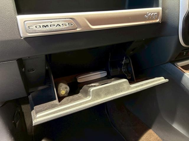 ジープ・コンパス 　限定車／禁煙車／４ＷＤ／純正１７インチアルミホイール／ハーフレザー／ルーフレール／ＨＩＤヘッドライト／サイドカメラ／フォグランプ／ＥＴＣ／ステアリングスイッチ／クルーズコントロール／Ｂｌｕｅｔｏｏｔｈ（32枚目）