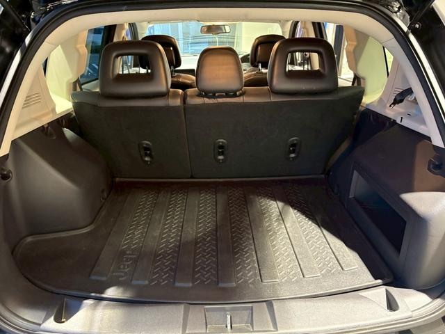 ジープ・コンパス 　限定車／禁煙車／４ＷＤ／純正１７インチアルミホイール／ハーフレザー／ルーフレール／ＨＩＤヘッドライト／サイドカメラ／フォグランプ／ＥＴＣ／ステアリングスイッチ／クルーズコントロール／Ｂｌｕｅｔｏｏｔｈ（38枚目）