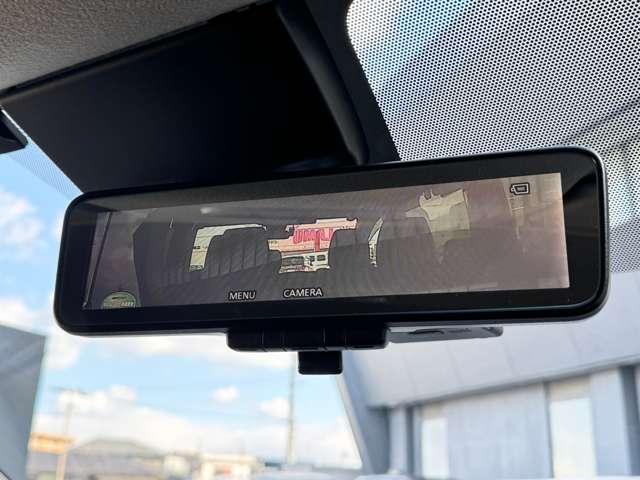 �C���e���W�F���g���[���~���[����Ȃɏ���Ă���l��A�傫�ȉו����ڂ��Ă���ƌ��ɂ����Ȃ肪���Ȍ�����E�B�B������͎ԗ�����̃J�����f�����~���[�ɉf���̂ŁA�V��ɂ��e������Ȃ��N���A�Ȍ�����E��������