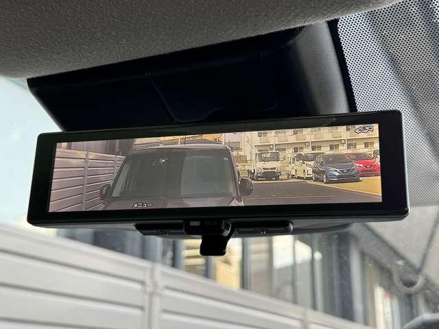 �C���e���W�F���g���[���~���[����Ȃɏ���Ă���l��A�傫�ȉו����ڂ��Ă���ƌ��ɂ����Ȃ肪���Ȍ�����E�B�B������͎ԗ�����̃J�����f�����~���[�ɉf���̂ŁA�V��ɂ��e������Ȃ��N���A�Ȍ�����E��������