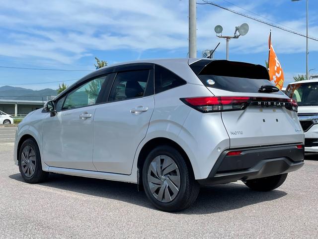 S 禁煙車 エマージェンシーブレーキ アラウンドビューモニター パーキングセンサー LEDヘッドライト ステアリングリモコン プッシュスタート スマートキー オートエアコン(7枚目)