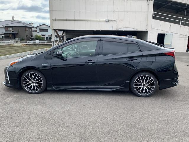 プリウス Ｓ　禁煙車　純正ナビ（ＢＴ／ＦＭ／ＡＭ／ＴＶ）バックカメラ　社外ステアリング　クルコン　ステリモ　前後ドラレコ　オートライト　ＥＴＣ　車線逸脱　Ｐスタート　モデリスタエアロ　社外１８インチホイール（9枚目）