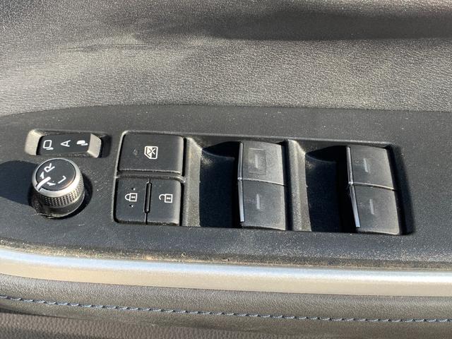 ヴォクシー Ｓ－Ｚ　純正１０．５インチディスプレイオーディオ　ＴＶ　ラジオｐ　ＤＶＤ　Ｂｌｕｅｔｏｏｔｈ　バックカメラ　シートヒーター　電子パーキング　ＨＤＭＩ　ステリモ　アダコン　ＥＴＣ２．０　オットマン　電動リア（32枚目）