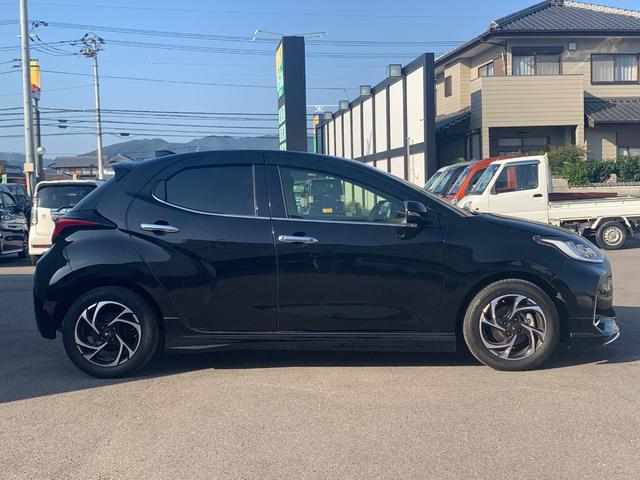 ヤリス ハイブリッドＺ　純正８インチディスプレイオーディオ　ＴＶ　Ｂｌｕｅｔｏｏｔｈ　バックカメラ　オートエアコン　両側シートヒーター　革巻きハンドル　ステリモ　ブラインドスポットモニター　ＥＴＣ２．０　オートハイビーム（6枚目）