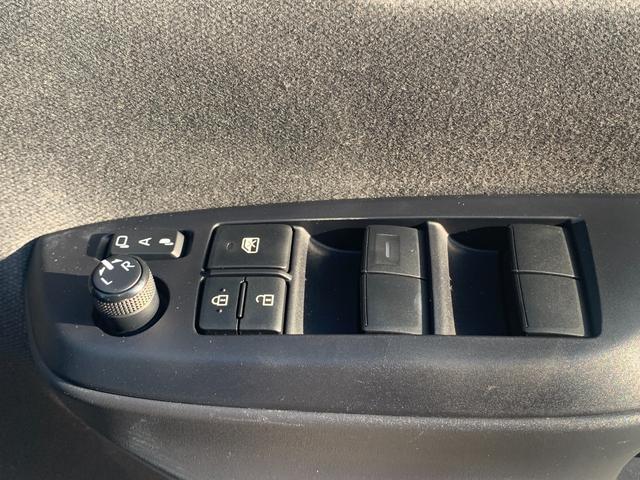 ヤリス ハイブリッドＺ　純正８インチディスプレイオーディオ　ＴＶ　Ｂｌｕｅｔｏｏｔｈ　バックカメラ　オートエアコン　両側シートヒーター　革巻きハンドル　ステリモ　ブラインドスポットモニター　ＥＴＣ２．０　オートハイビーム（34枚目）