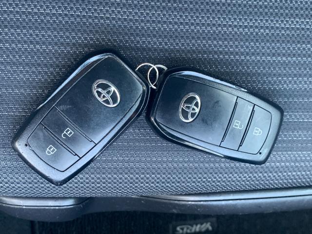 ヤリス ハイブリッドＺ　純正８インチディスプレイオーディオ　ＴＶ　Ｂｌｕｅｔｏｏｔｈ　バックカメラ　オートエアコン　両側シートヒーター　革巻きハンドル　ステリモ　ブラインドスポットモニター　ＥＴＣ２．０　オートハイビーム（36枚目）