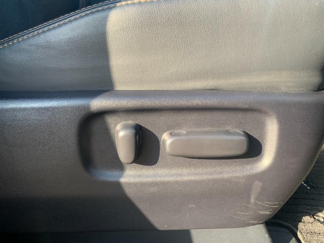 エスティマ アエラス　プレミアム　純正９インチナビ　ＴＶ　ラジオ　Ｂｌｕｅｔｏｏｔｈ　ＣＤ　ＤＶＤ　バックカメラ　ハーフレザーシート　革巻きハンドルコーナーセンサー　パワーシート　両側パワースライド　ＬＥＤヘッドライト　フリップダウン（16枚目）