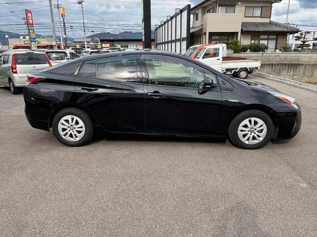 プリウス Ｓ　社外ナビ（ＢＴ／ＦＭ／ＡＭ／ＴＶ）バックカメラ　バックカメラ　革巻きハンドル　ステリモ　オートライト　オートエアコン　プッシュスタート　ＥＴＣ　横滑り防止　電格ミラー　マット　バイザ（8枚目）