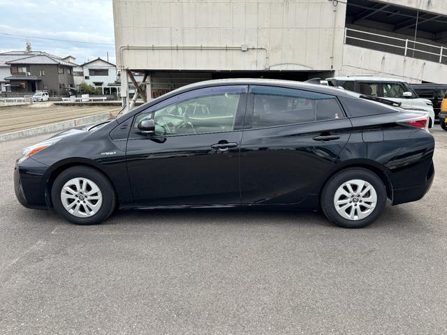 プリウス Ｓ　社外ナビ（ＢＴ／ＦＭ／ＡＭ／ＴＶ）バックカメラ　バックカメラ　革巻きハンドル　ステリモ　オートライト　オートエアコン　プッシュスタート　ＥＴＣ　横滑り防止　電格ミラー　マット　バイザ（12枚目）