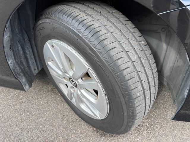 プリウス Ｓ　社外ナビ（ＢＴ／ＦＭ／ＡＭ／ＴＶ）バックカメラ　バックカメラ　革巻きハンドル　ステリモ　オートライト　オートエアコン　プッシュスタート　ＥＴＣ　横滑り防止　電格ミラー　マット　バイザ（13枚目）