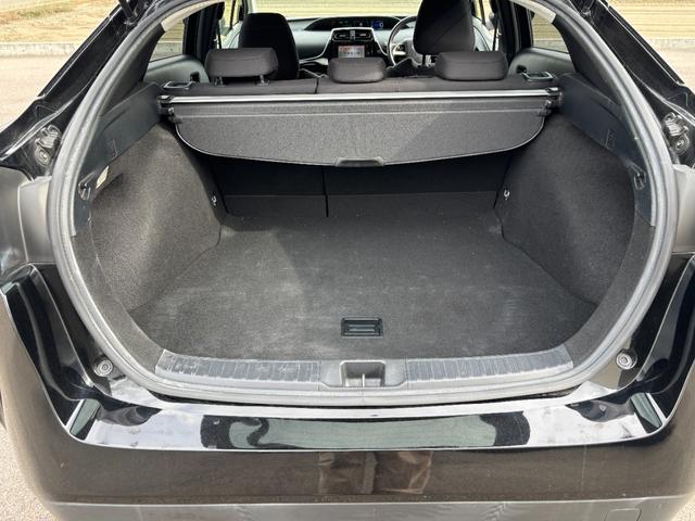 プリウス Ｓ　社外ナビ（ＢＴ／ＦＭ／ＡＭ／ＴＶ）バックカメラ　バックカメラ　革巻きハンドル　ステリモ　オートライト　オートエアコン　プッシュスタート　ＥＴＣ　横滑り防止　電格ミラー　マット　バイザ（19枚目）