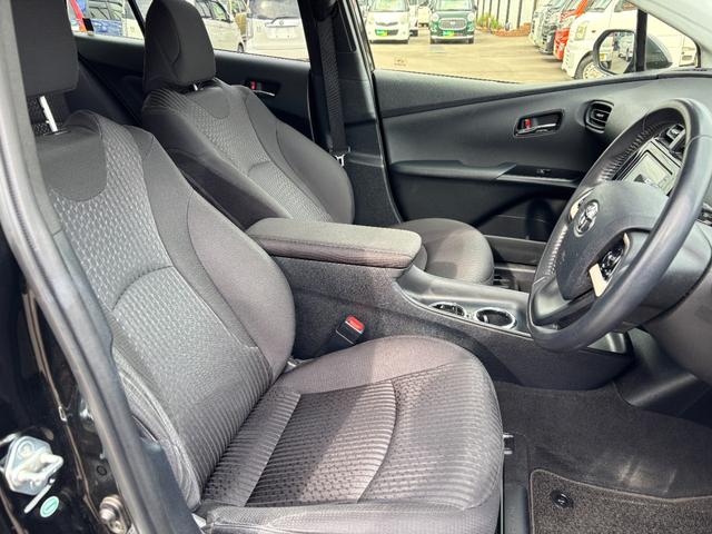 プリウス Ｓ　社外ナビ（ＢＴ／ＦＭ／ＡＭ／ＴＶ）バックカメラ　バックカメラ　革巻きハンドル　ステリモ　オートライト　オートエアコン　プッシュスタート　ＥＴＣ　横滑り防止　電格ミラー　マット　バイザ（21枚目）