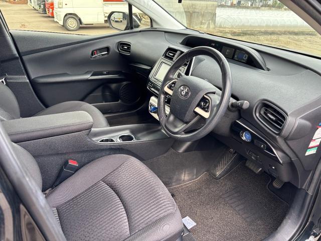 プリウス Ｓ　社外ナビ（ＢＴ／ＦＭ／ＡＭ／ＴＶ）バックカメラ　バックカメラ　革巻きハンドル　ステリモ　オートライト　オートエアコン　プッシュスタート　ＥＴＣ　横滑り防止　電格ミラー　マット　バイザ（22枚目）