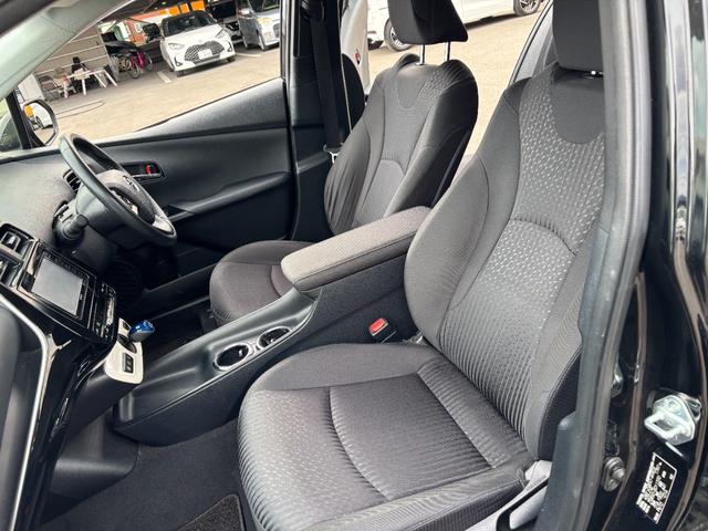 プリウス Ｓ　社外ナビ（ＢＴ／ＦＭ／ＡＭ／ＴＶ）バックカメラ　バックカメラ　革巻きハンドル　ステリモ　オートライト　オートエアコン　プッシュスタート　ＥＴＣ　横滑り防止　電格ミラー　マット　バイザ（23枚目）