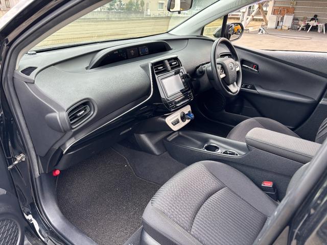 プリウス Ｓ　社外ナビ（ＢＴ／ＦＭ／ＡＭ／ＴＶ）バックカメラ　バックカメラ　革巻きハンドル　ステリモ　オートライト　オートエアコン　プッシュスタート　ＥＴＣ　横滑り防止　電格ミラー　マット　バイザ（24枚目）