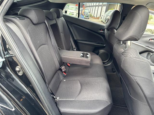 プリウス Ｓ　社外ナビ（ＢＴ／ＦＭ／ＡＭ／ＴＶ）バックカメラ　バックカメラ　革巻きハンドル　ステリモ　オートライト　オートエアコン　プッシュスタート　ＥＴＣ　横滑り防止　電格ミラー　マット　バイザ（26枚目）