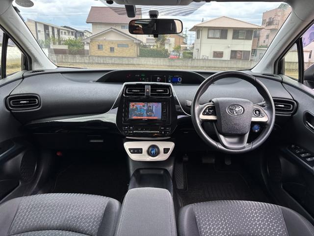 プリウス Ｓ　社外ナビ（ＢＴ／ＦＭ／ＡＭ／ＴＶ）バックカメラ　バックカメラ　革巻きハンドル　ステリモ　オートライト　オートエアコン　プッシュスタート　ＥＴＣ　横滑り防止　電格ミラー　マット　バイザ（28枚目）