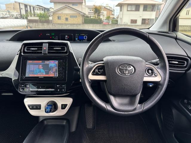 プリウス Ｓ　社外ナビ（ＢＴ／ＦＭ／ＡＭ／ＴＶ）バックカメラ　バックカメラ　革巻きハンドル　ステリモ　オートライト　オートエアコン　プッシュスタート　ＥＴＣ　横滑り防止　電格ミラー　マット　バイザ（29枚目）