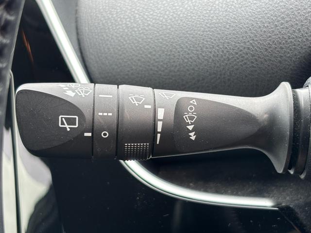 プリウス Ｓ　社外ナビ（ＢＴ／ＦＭ／ＡＭ／ＴＶ）バックカメラ　バックカメラ　革巻きハンドル　ステリモ　オートライト　オートエアコン　プッシュスタート　ＥＴＣ　横滑り防止　電格ミラー　マット　バイザ（39枚目）