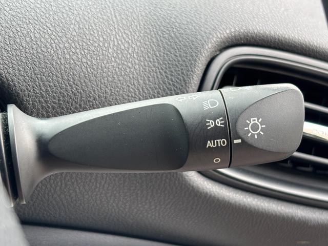 プリウス Ｓ　社外ナビ（ＢＴ／ＦＭ／ＡＭ／ＴＶ）バックカメラ　バックカメラ　革巻きハンドル　ステリモ　オートライト　オートエアコン　プッシュスタート　ＥＴＣ　横滑り防止　電格ミラー　マット　バイザ（40枚目）