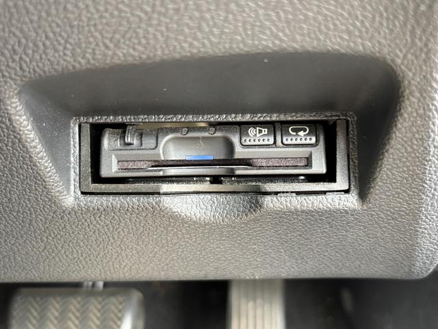 プリウス Ｓ　社外ナビ（ＢＴ／ＦＭ／ＡＭ／ＴＶ）バックカメラ　バックカメラ　革巻きハンドル　ステリモ　オートライト　オートエアコン　プッシュスタート　ＥＴＣ　横滑り防止　電格ミラー　マット　バイザ（43枚目）