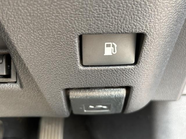 プリウス Ｓ　社外ナビ（ＢＴ／ＦＭ／ＡＭ／ＴＶ）バックカメラ　バックカメラ　革巻きハンドル　ステリモ　オートライト　オートエアコン　プッシュスタート　ＥＴＣ　横滑り防止　電格ミラー　マット　バイザ（44枚目）