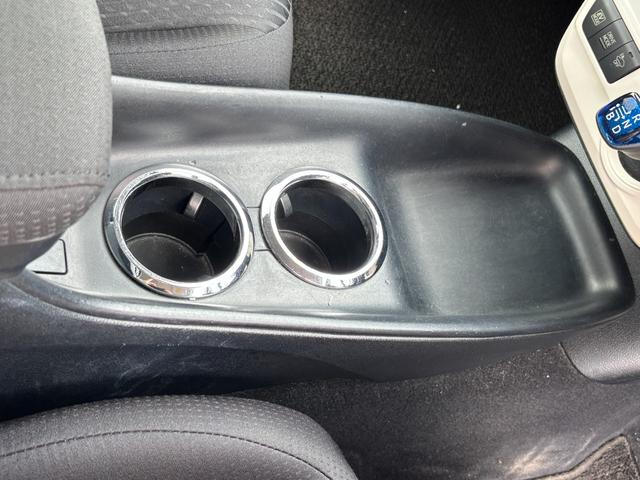 プリウス Ｓ　社外ナビ（ＢＴ／ＦＭ／ＡＭ／ＴＶ）バックカメラ　バックカメラ　革巻きハンドル　ステリモ　オートライト　オートエアコン　プッシュスタート　ＥＴＣ　横滑り防止　電格ミラー　マット　バイザ（45枚目）