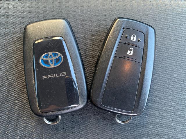 プリウス Ｓ　社外ナビ（ＢＴ／ＦＭ／ＡＭ／ＴＶ）バックカメラ　バックカメラ　革巻きハンドル　ステリモ　オートライト　オートエアコン　プッシュスタート　ＥＴＣ　横滑り防止　電格ミラー　マット　バイザ（51枚目）