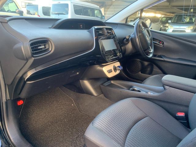 プリウス Ｓ　社外ナビ（ＢＴ／ＦＭ／ＡＭ／ＴＶ）バックカメラ　バックカメラ　革巻きハンドル　ステリモ　オートライト　オートエアコン　プッシュスタート　ＥＴＣ　横滑り防止　電格ミラー　マット　バイザ（60枚目）