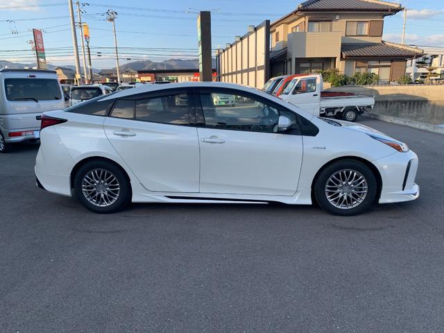 プリウス Ａ　純正ナビ（ＴＶ／ＢＴ／ＦＭ／ＡＭ）　プリクラッシュセーフティ　ブラインドスポット　ヘッドアップディスプレイ　バックカメラ　　革巻きハンドル　ステリモ　クルコン　オートハイビーム　ドラレコ　オートライト（10枚目）