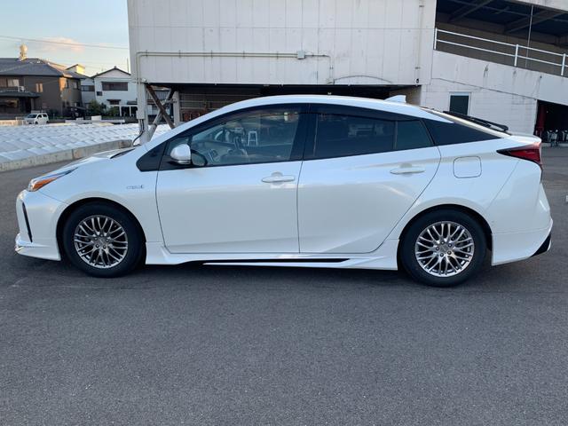 プリウス Ａ　純正ナビ（ＴＶ／ＢＴ／ＦＭ／ＡＭ）　プリクラッシュセーフティ　ブラインドスポット　ヘッドアップディスプレイ　バックカメラ　　革巻きハンドル　ステリモ　クルコン　オートハイビーム　ドラレコ　オートライト（16枚目）