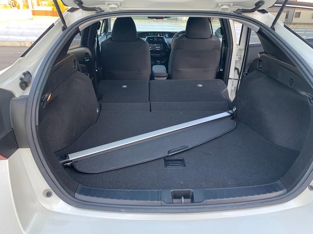 プリウス Ａ　純正ナビ（ＴＶ／ＢＴ／ＦＭ／ＡＭ）　プリクラッシュセーフティ　ブラインドスポット　ヘッドアップディスプレイ　バックカメラ　　革巻きハンドル　ステリモ　クルコン　オートハイビーム　ドラレコ　オートライト（26枚目）