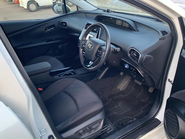 プリウス Ａ　純正ナビ（ＴＶ／ＢＴ／ＦＭ／ＡＭ）　プリクラッシュセーフティ　ブラインドスポット　ヘッドアップディスプレイ　バックカメラ　　革巻きハンドル　ステリモ　クルコン　オートハイビーム　ドラレコ　オートライト（29枚目）