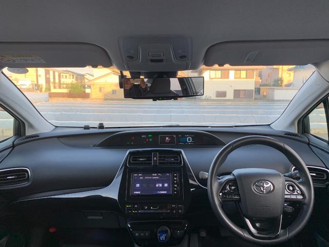 プリウス Ａ　純正ナビ（ＴＶ／ＢＴ／ＦＭ／ＡＭ）　プリクラッシュセーフティ　ブラインドスポット　ヘッドアップディスプレイ　バックカメラ　　革巻きハンドル　ステリモ　クルコン　オートハイビーム　ドラレコ　オートライト（31枚目）