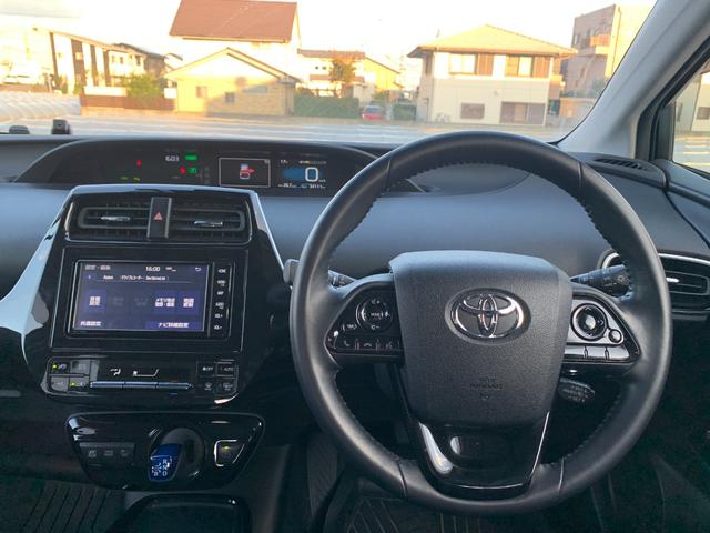 プリウス Ａ　純正ナビ（ＴＶ／ＢＴ／ＦＭ／ＡＭ）　プリクラッシュセーフティ　ブラインドスポット　ヘッドアップディスプレイ　バックカメラ　　革巻きハンドル　ステリモ　クルコン　オートハイビーム　ドラレコ　オートライト（32枚目）