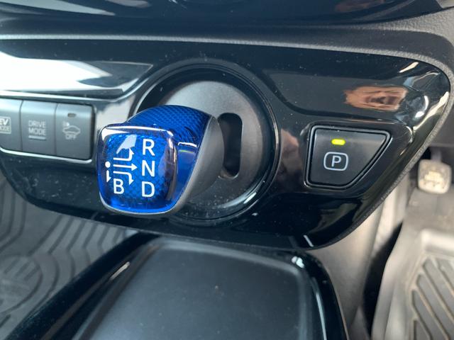 プリウス Ａ　純正ナビ（ＴＶ／ＢＴ／ＦＭ／ＡＭ）　プリクラッシュセーフティ　ブラインドスポット　ヘッドアップディスプレイ　バックカメラ　　革巻きハンドル　ステリモ　クルコン　オートハイビーム　ドラレコ　オートライト（46枚目）