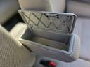 アームレストには小物が収納できます。これは便利。
