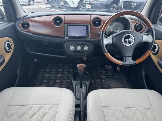 ミラジーノ プレミアムＬ　車検整備付　社外ＳＤナビ　地デジ　ＤＶＤ再生　ＥＴＣ　ＭＯＭＯ製ウッドコンビハンドル　電格ミラー　キーレス　レザー調シートカバー　ＬＥＤヘッド　フォグライト　Ｐガラス　社外１４ＡＷ　マットバイザー（2枚目）