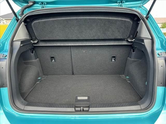 Ｔ－クロス ＴＳＩ　１ｓｔプラス　オールインセーフティ　Ａクルコン　Ａハイビーム　ＢＳＭ　純正ナビ　ＢＴ　Ｂカメラ　ステリモ　コーナーセンサー　オートＬＥＤ　スマートキー　純正１８ＡＷ　チルトステア　シートリフター　ルーフレール（20枚目）