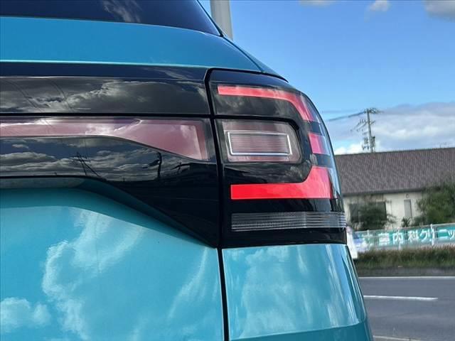 Ｔ－クロス ＴＳＩ　１ｓｔプラス　オールインセーフティ　Ａクルコン　Ａハイビーム　ＢＳＭ　純正ナビ　ＢＴ　Ｂカメラ　ステリモ　コーナーセンサー　オートＬＥＤ　スマートキー　純正１８ＡＷ　チルトステア　シートリフター　ルーフレール（35枚目）