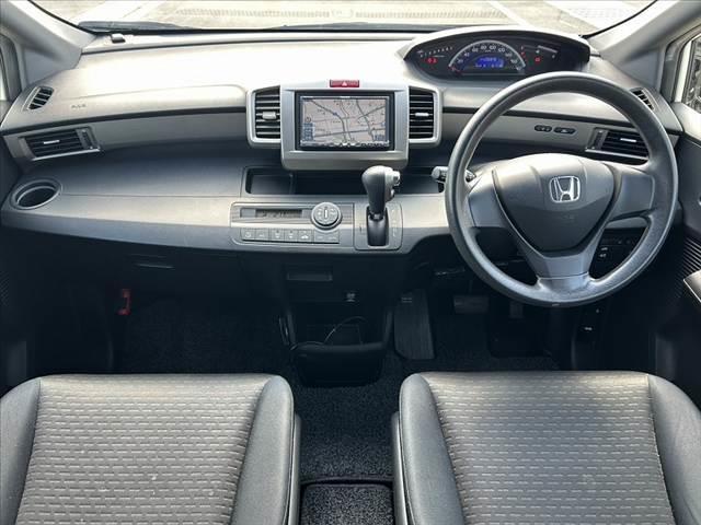 フリードスパイク G エアロ 禁煙車 車検整備付 電動スライドドア ナビ フルセグ バックモニター スマートキー2ケ DVD再生 ETC HIDオートライト マット バイザー ビルトインテーブル プライバシーガラス バニティミラー(2枚目)