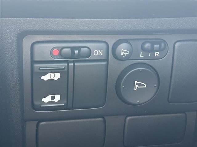 フリードスパイク G エアロ 禁煙車 車検整備付 電動スライドドア ナビ フルセグ バックモニター スマートキー2ケ DVD再生 ETC HIDオートライト マット バイザー ビルトインテーブル プライバシーガラス バニティミラー(7枚目)