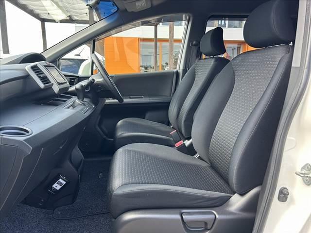 フリードスパイク G エアロ 禁煙車 車検整備付 電動スライドドア ナビ フルセグ バックモニター スマートキー2ケ DVD再生 ETC HIDオートライト マット バイザー ビルトインテーブル プライバシーガラス バニティミラー(17枚目)