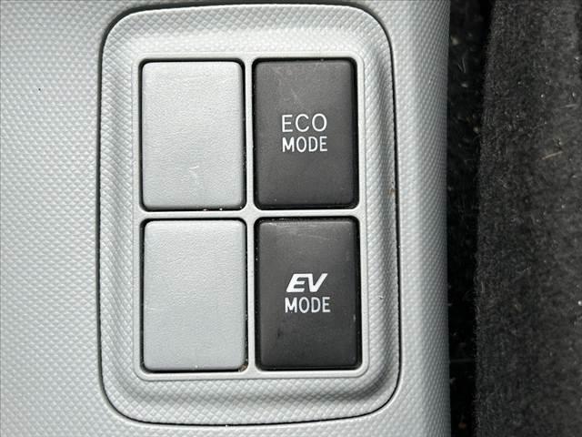 アクア Ｓ　禁煙車　スマートキーＸ２　ＯＰ１６インチＡＷ　大型リアスポ　社外ＳＤナビ　フルセグ　ＢＴ　ＤＶＤ　Ｂカメラ　オートライト　チルトステア　シートリフターＰガラス　ＥＴＣ　電格ウインカーミラー　マット（7枚目）