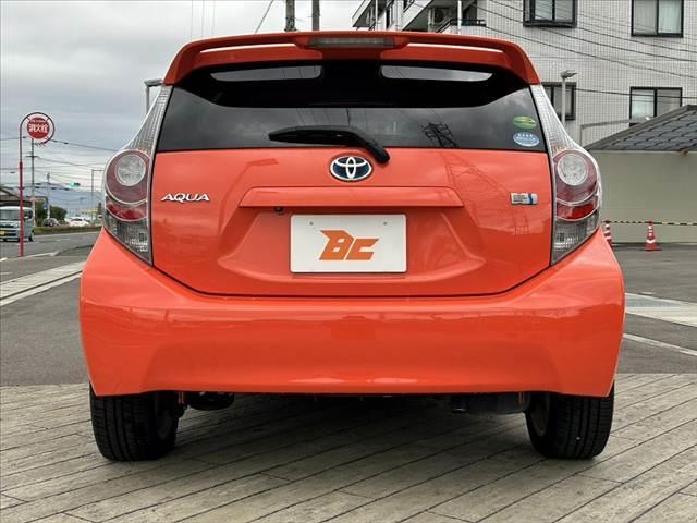 アクア Ｓ　禁煙車　スマートキーＸ２　ＯＰ１６インチＡＷ　大型リアスポ　社外ＳＤナビ　フルセグ　ＢＴ　ＤＶＤ　Ｂカメラ　オートライト　チルトステア　シートリフターＰガラス　ＥＴＣ　電格ウインカーミラー　マット（14枚目）